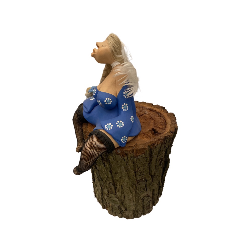 Figurka kobiety- Dama siedząca w kolorze niebieskim ze skrzydełkami