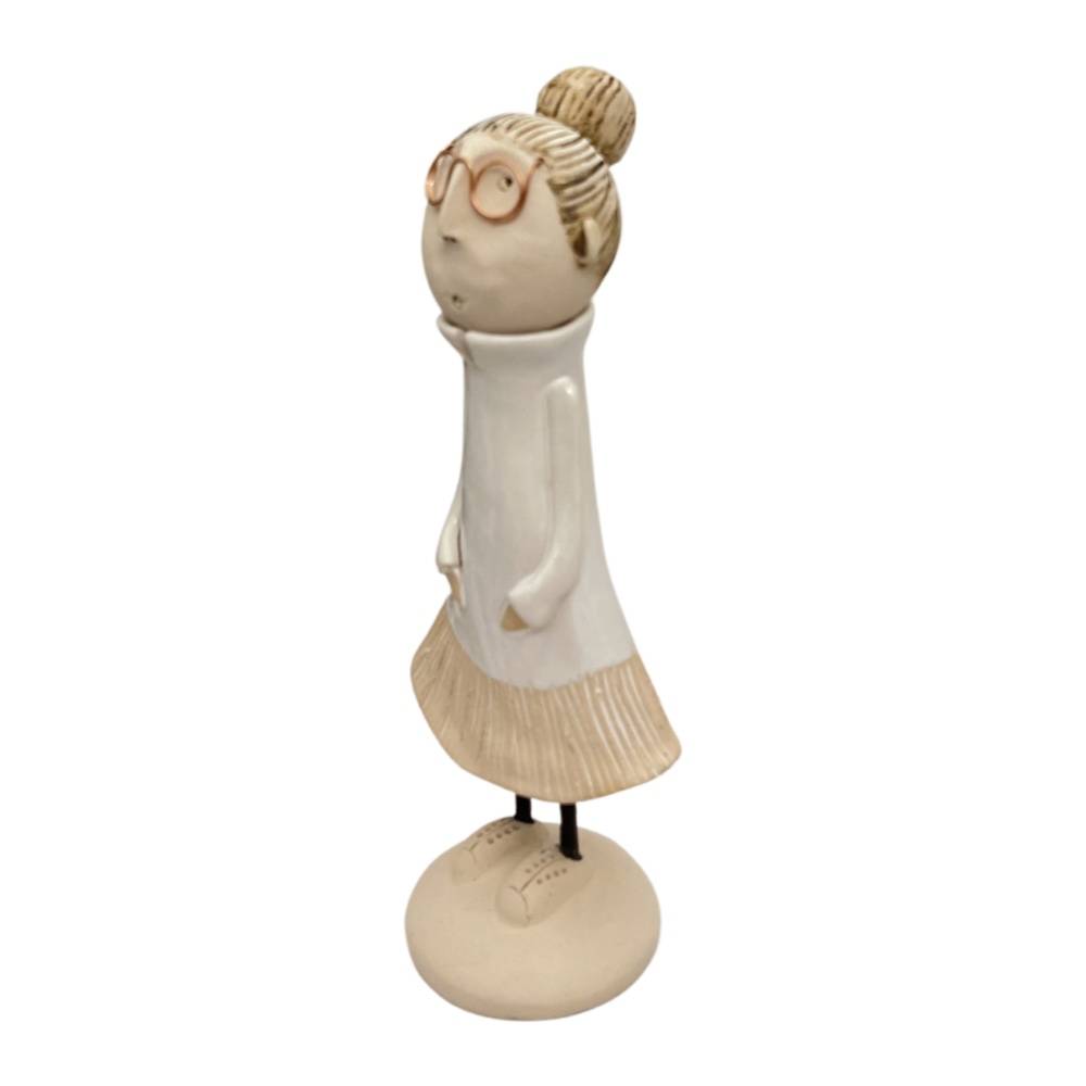 Figurka elegancka Agunia w białej sukience